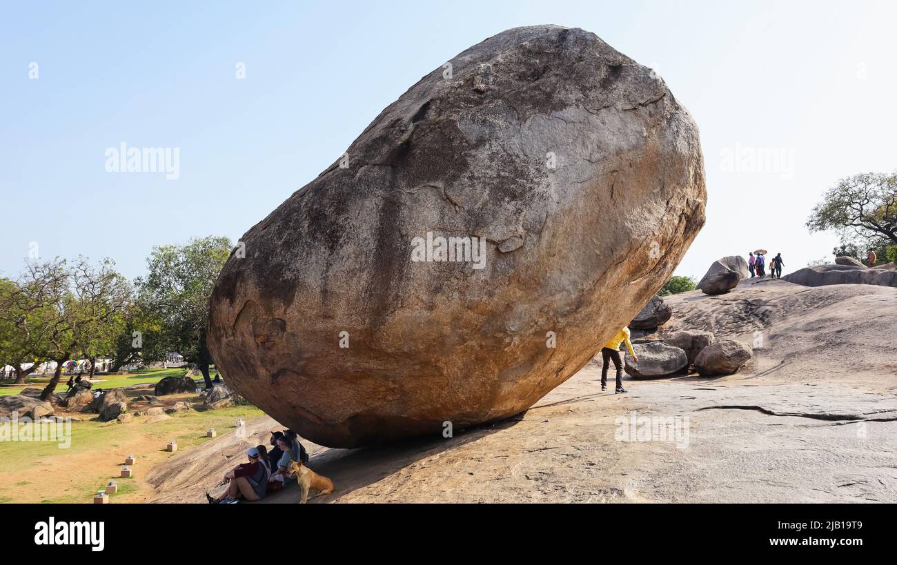 INDE, TAMILNADU, MAHABALIPURAM, mars 2022, touriste au butterball de Krishna, un gigantesque bloc de granit reposant sur une courte pente Banque D'Images