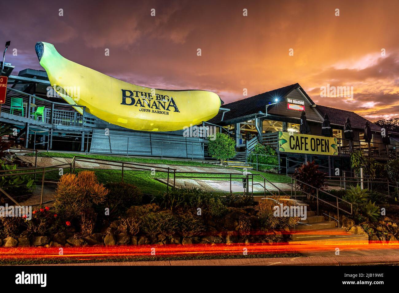 Coffs Harbour, Nouvelle-Galles du Sud, Australie - le parc d'attractions Big Banana illuminé au coucher du soleil Banque D'Images