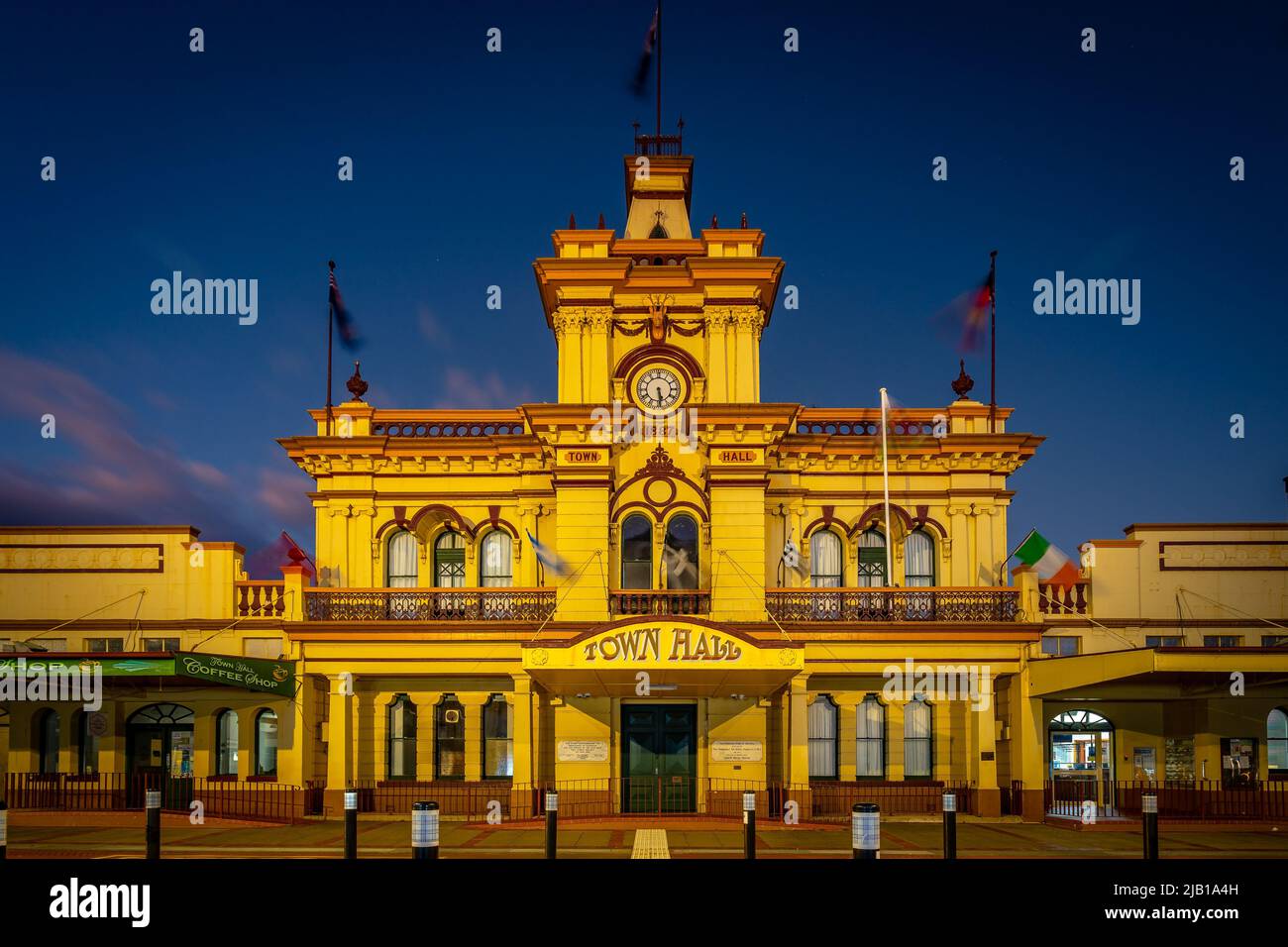 Glen Innes, Nouvelle-Galles du Sud, Australie - Hôtel de ville historique au coucher du soleil Banque D'Images