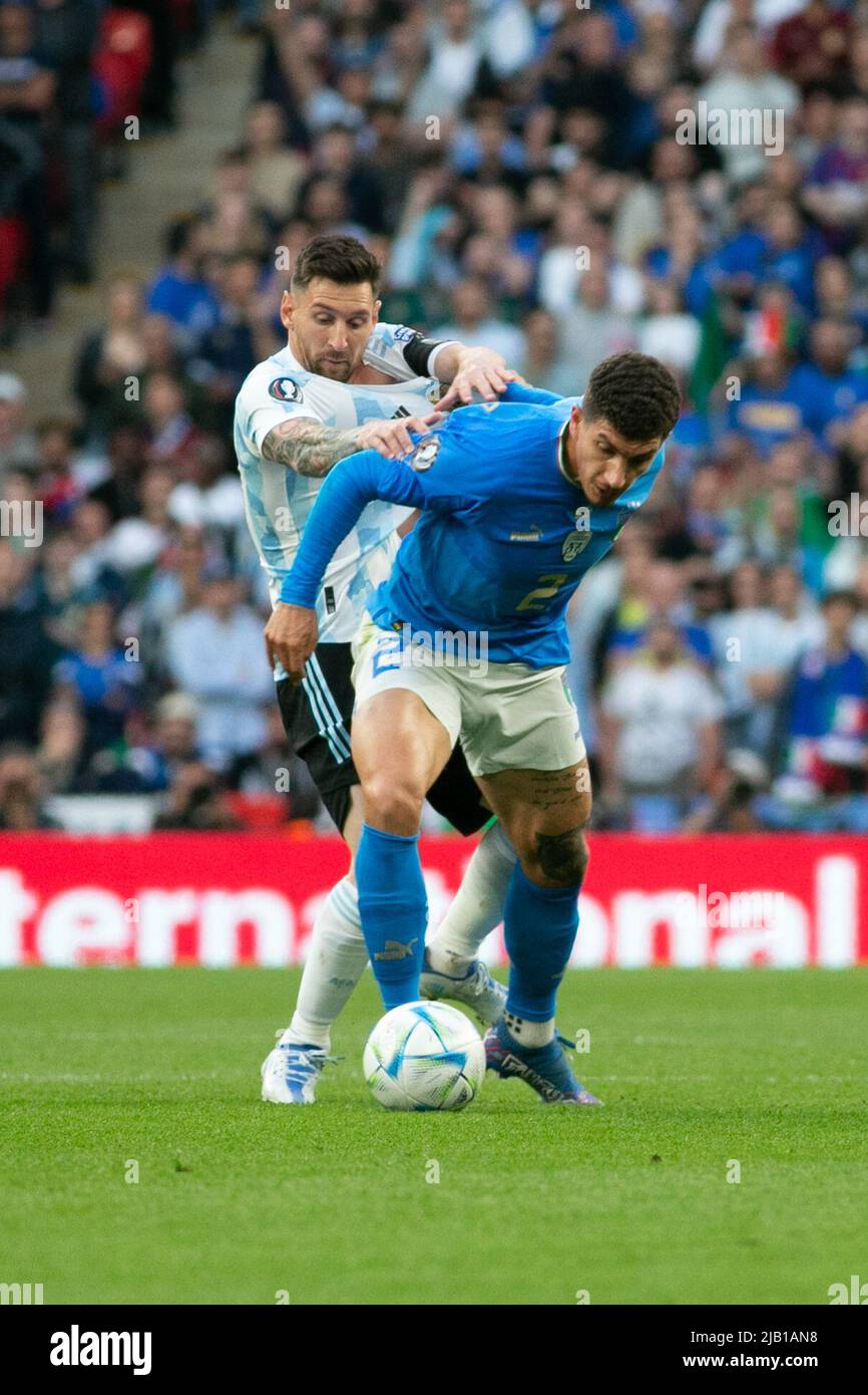 Argentina10 met la pression à Giovanni Di Lorenzo de l'Italie lors du match Italie contre Argentine - Finalissima 2022 au stade Wembley sur 1 juin 2022 à Londres, Angleterre. (Support MB) Banque D'Images