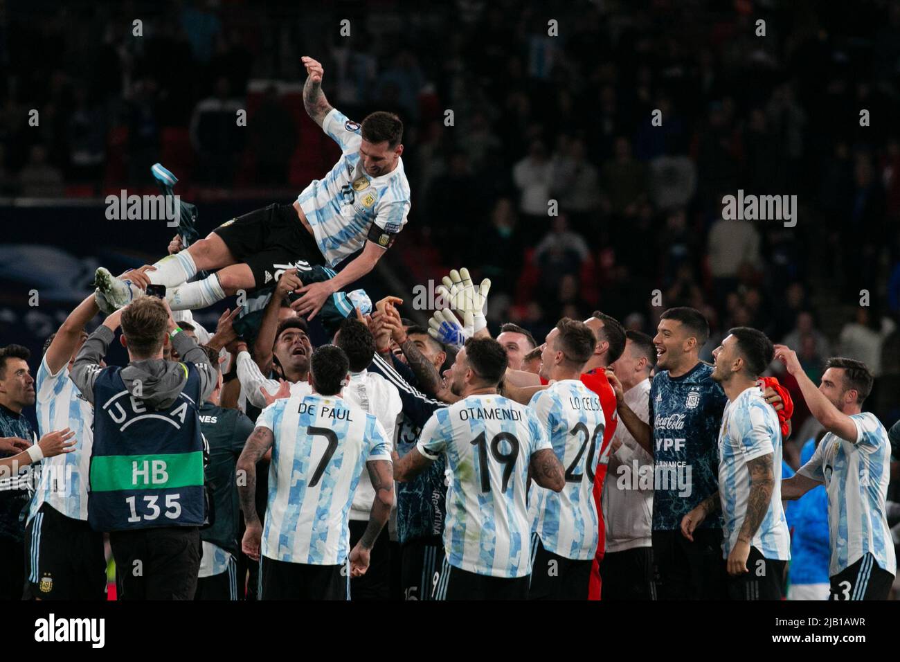 Les joueurs argentins célèbrent la victoire en lançant Lionel Messi (c) de l'Argentine après le match Italie contre Argentine - Finalissima 2022 au stade Wembley sur 1 juin 2022 à Londres, en Angleterre. (Support MB) Banque D'Images