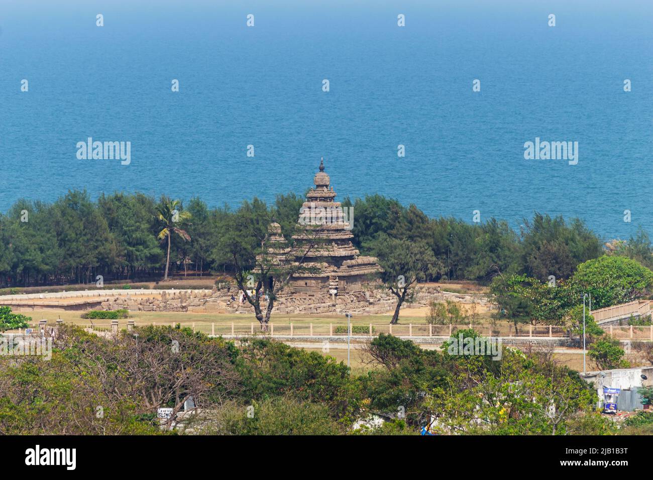 Vue sur le temple de la rive depuis le phare, Mahabalipuram, Tamilnadu, Inde Banque D'Images