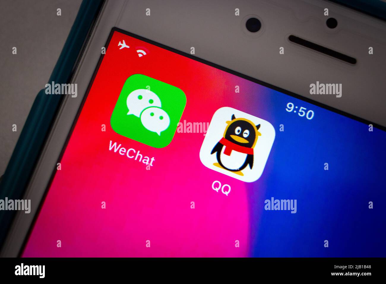 Kumamoto, JAPON - Fév 15 2021 : concept image WeChat et application Tencent QQ sur iPhone. Tencent QQ et WeChat appartiennent tous deux au géant chinois Tencent Banque D'Images