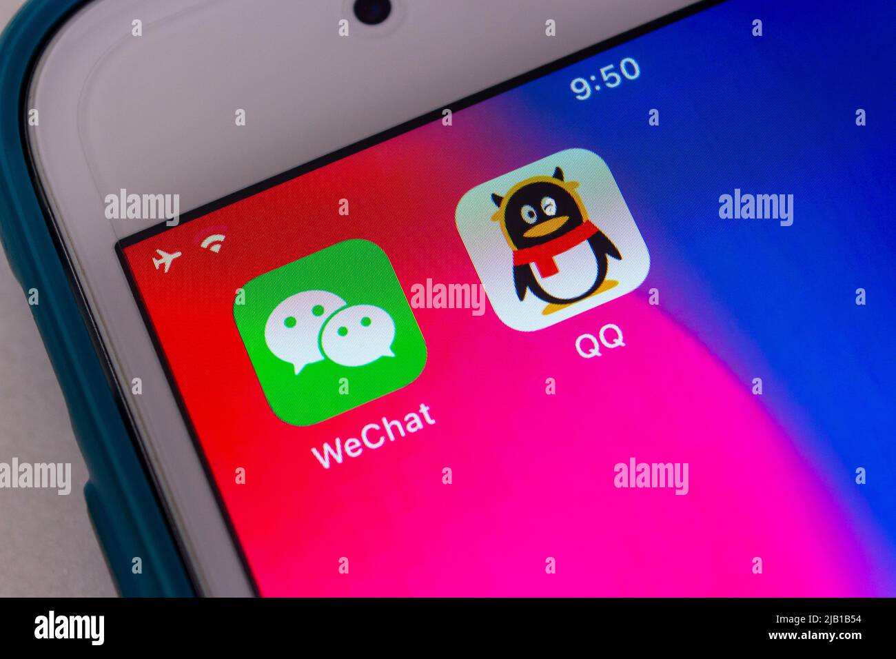 Kumamoto, JAPON - Fév 15 2021 : concept image WeChat et application Tencent QQ sur iPhone. Tencent QQ et WeChat appartiennent tous deux au géant chinois Tencent Banque D'Images