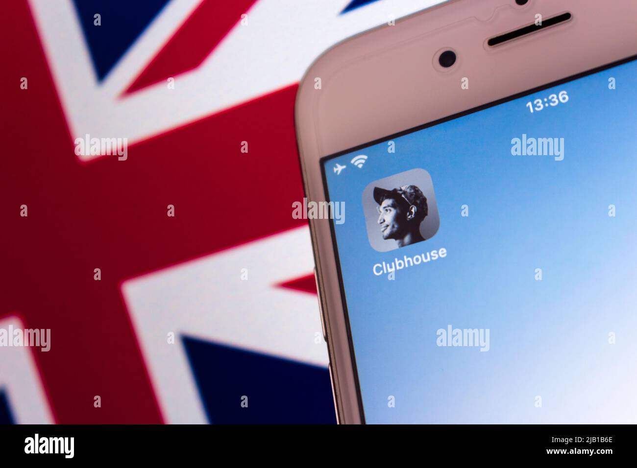 Kumamoto, JAPON - Fév 15 2021 : concept image application Clubhouse sur l'écran de l'iPhone avec drapeau britannique. Banque D'Images
