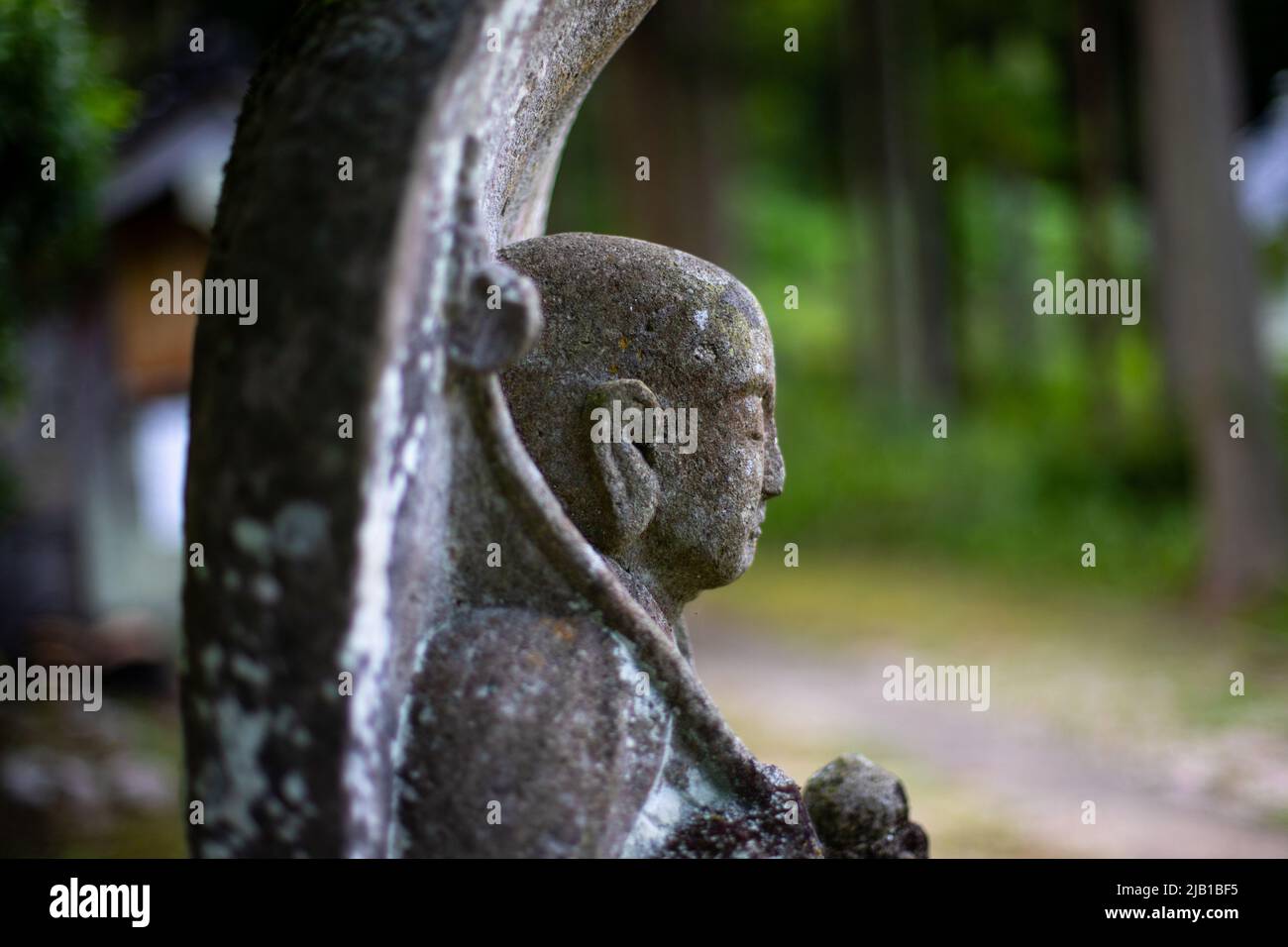 Gros plan Statue japonaise Jiro inconnue dans les bois. Banque D'Images