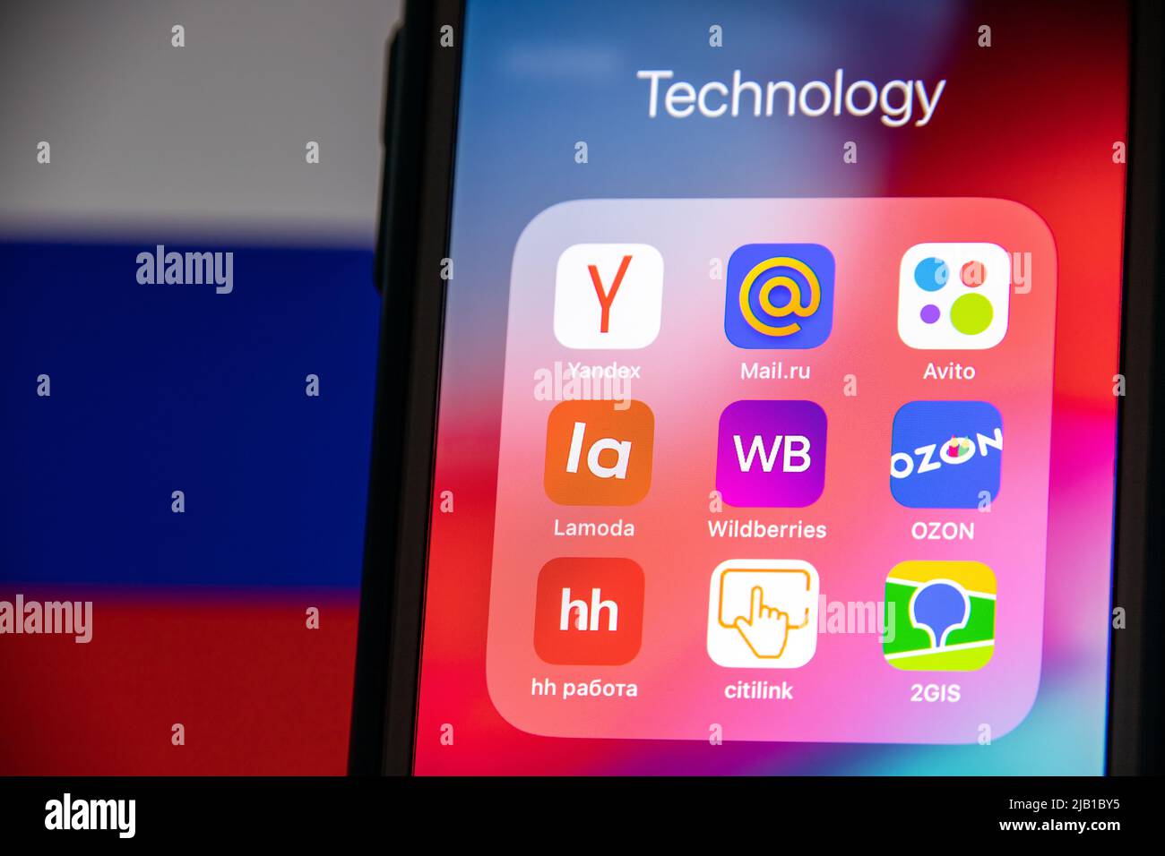 Kumamoto, JAPON - octobre 3 2020 : icônes de la technologie russe (Yandex, Mail.ru, Avito, Lamoda, Wildberries, Ozon, hh.ru, citilink et 2GIS) sur iPhone drapeau russe Banque D'Images