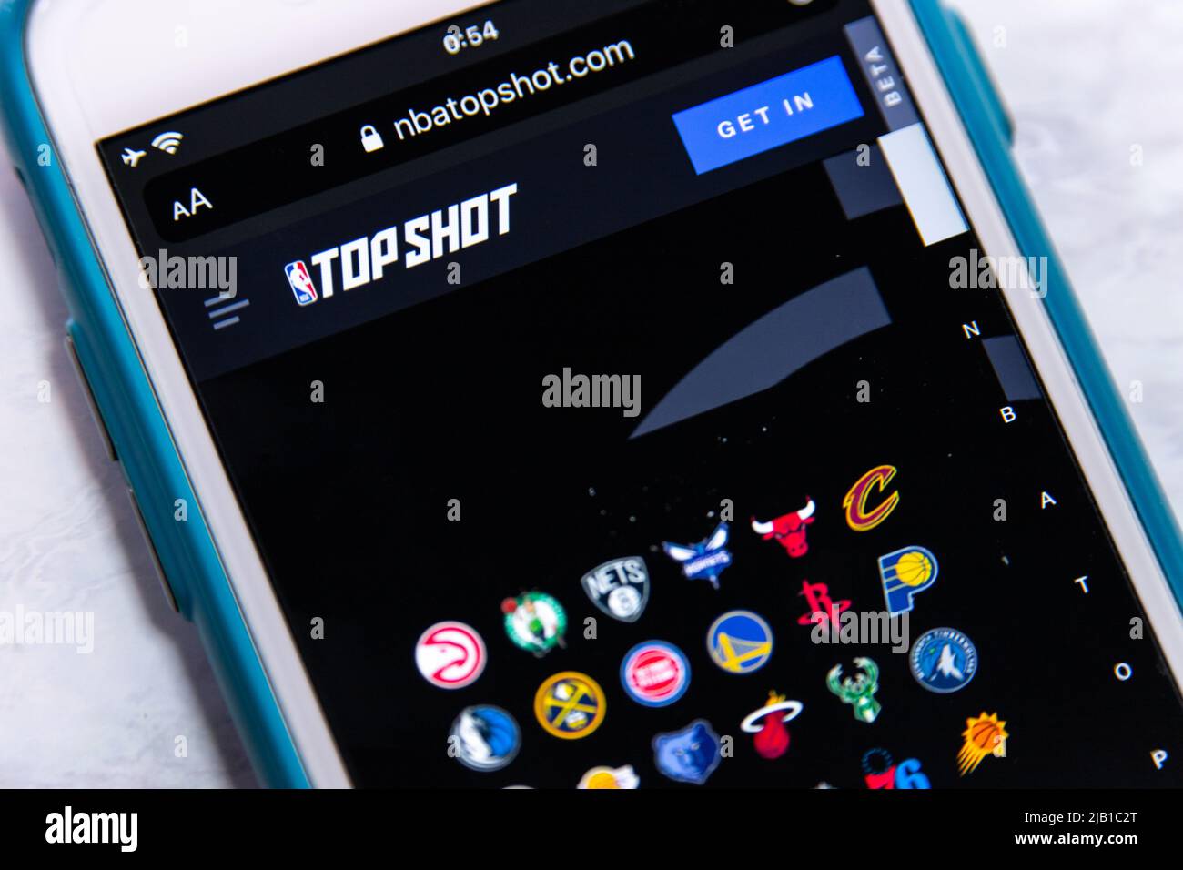 Site Web de NBA Top Shot, un forum pour échanger des points forts de basket-ball numérique, sur iPhone. Les utilisateurs peuvent acheter et vendre des clips vidéo appelés « moments » Banque D'Images