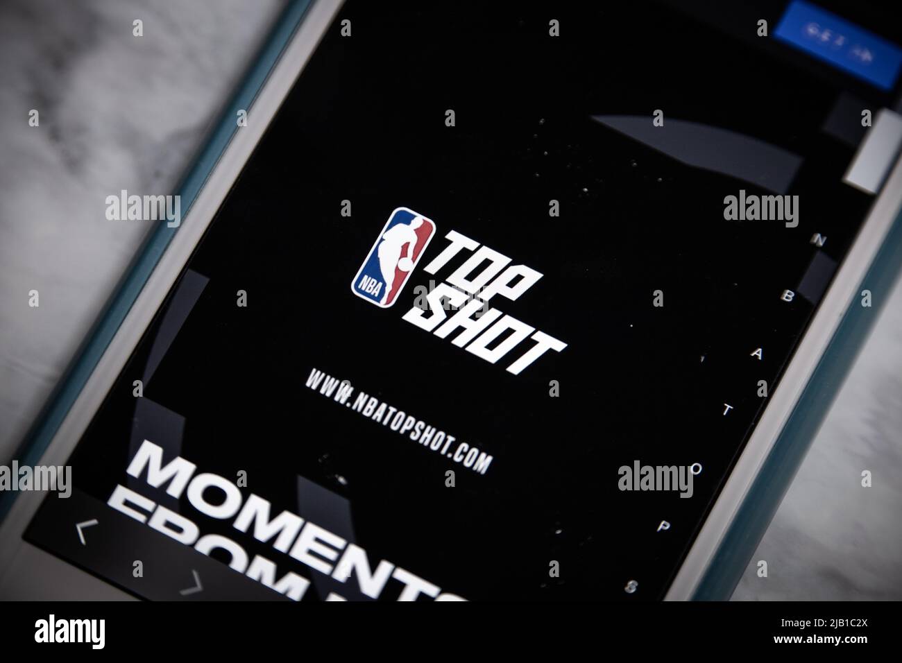 Site Web de NBA Top Shot, un forum pour échanger des points forts de basket-ball numérique, sur iPhone. Les utilisateurs peuvent acheter et vendre des clips vidéo appelés « moments » Banque D'Images