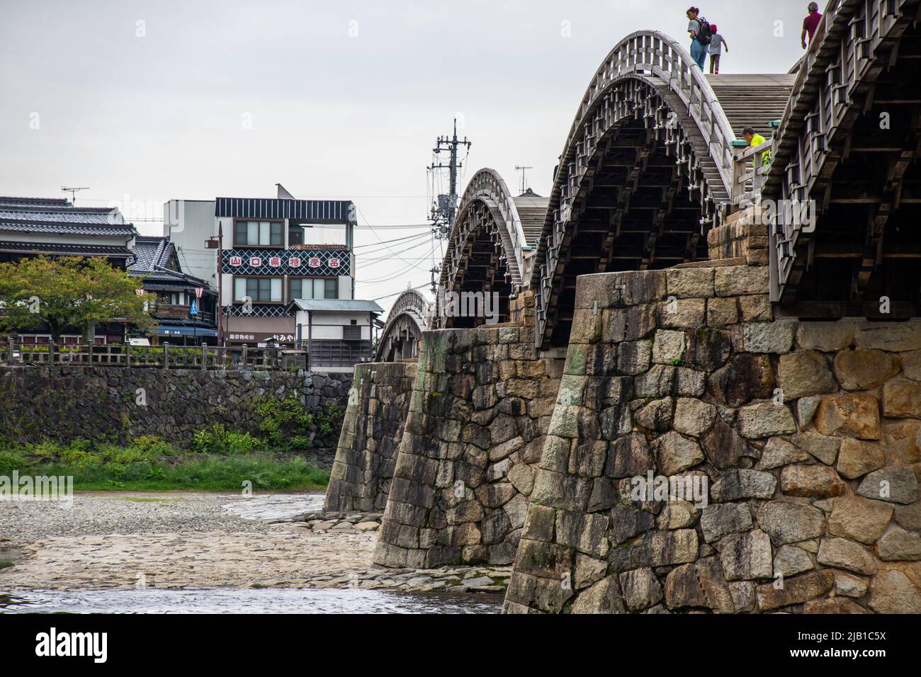 Le pont de Kintai (Kintaikyo), un pont en bois historique à Iwakuni, par temps nuageux. Le pont a été construit en 1673, enjambant la rivière Nishiki Banque D'Images