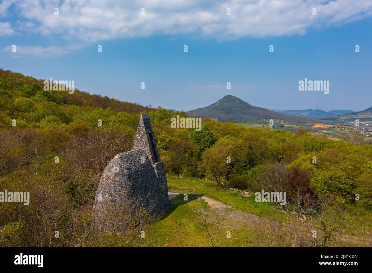 Badacsonytomaj, Hongrie - une vue aérienne de la chapelle du roi Saint-Étienne s'élève sur la colline de Badacsony. Banque D'Images