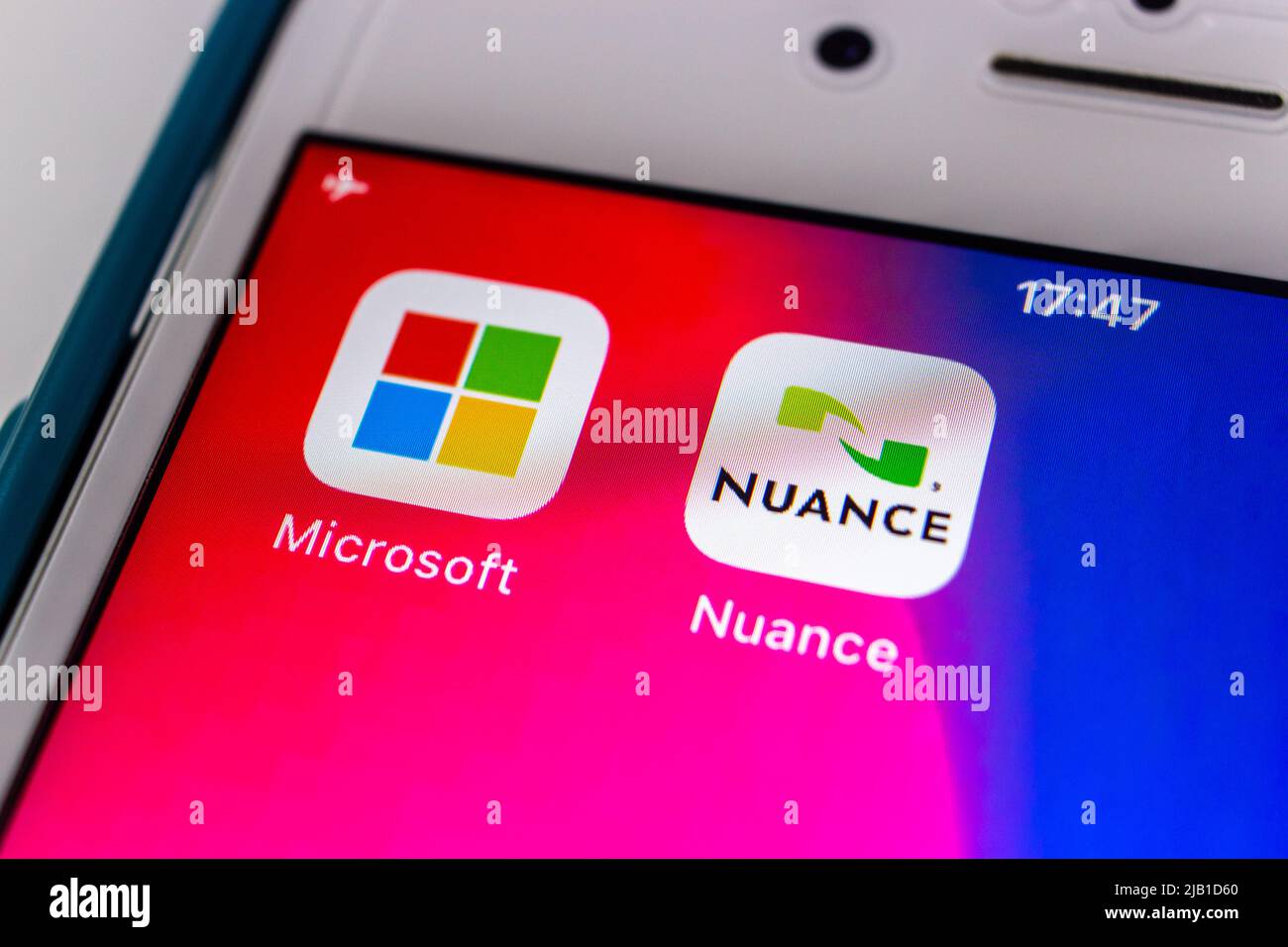 Kumamoto, JAPON - avril 13 2021 : Nuance Communications, société de technologie américaine connue sous le nom de son entreprise de reconnaissance vocale, et Microsoft sur iPhone Banque D'Images