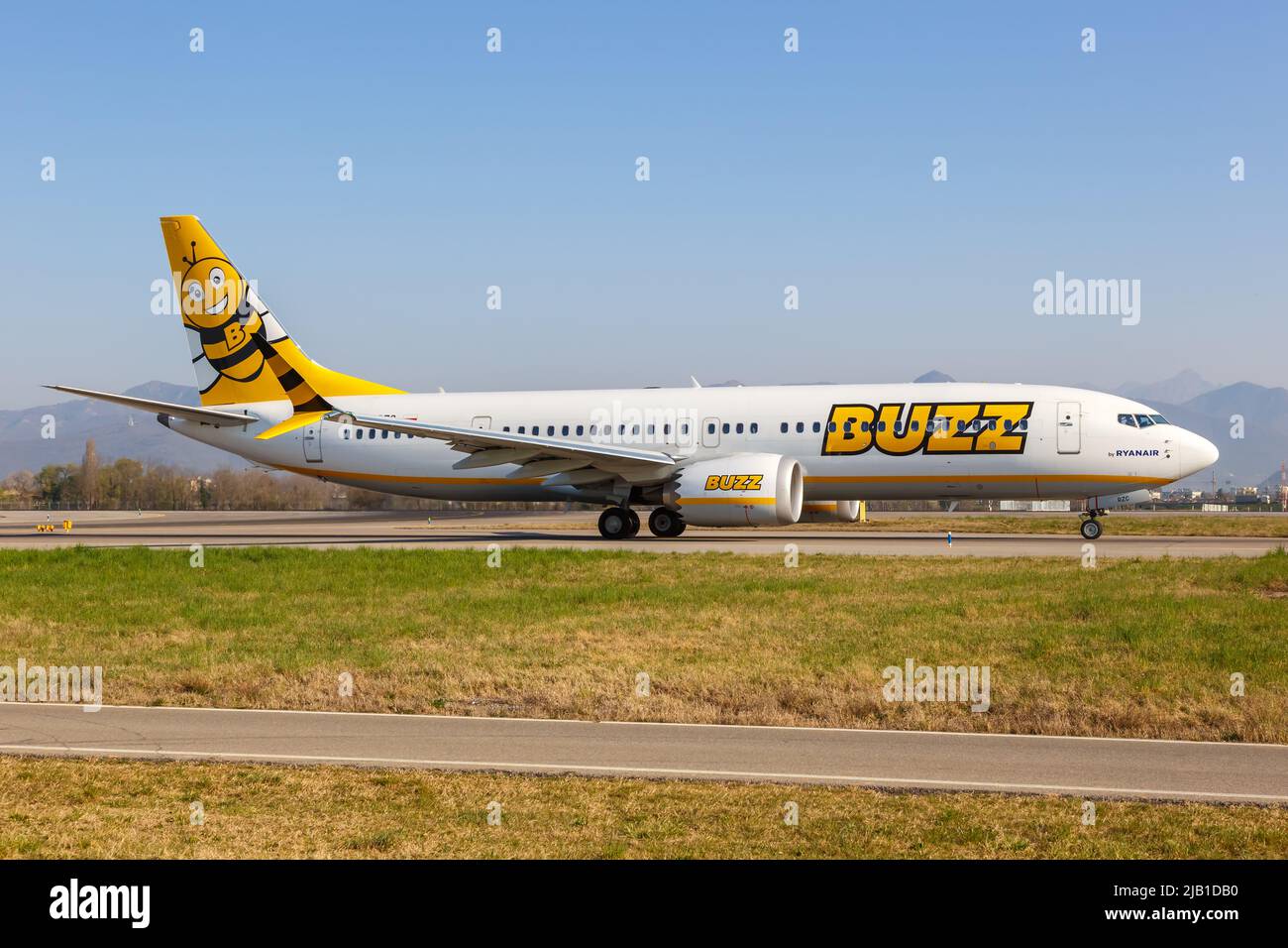 Bergame, Italie - 25 mars 2022 : Boeing 737-8-200 MAX de Buzz à l'aéroport de Bergame (BGY) en Italie. Banque D'Images
