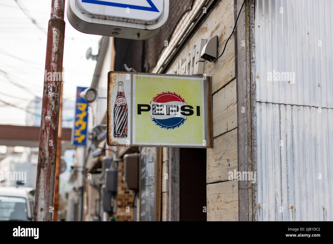 Tottori, JAPON - 1 2021 avril : l'ancien panneau Pepsi d'humeur rétro est affiché sur le mur en bois. Le panneau est rouillé, décoloré et vieux. Banque D'Images