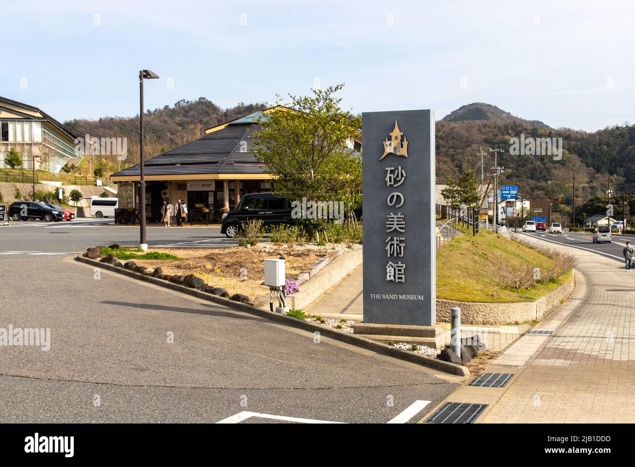 Tottori, JAPON - 1 2021 avril : le panneau d'entrée du musée du sable de Tottori, le musée intérieur a exposé des sculptures de sable du monde entier, en soirée Banque D'Images