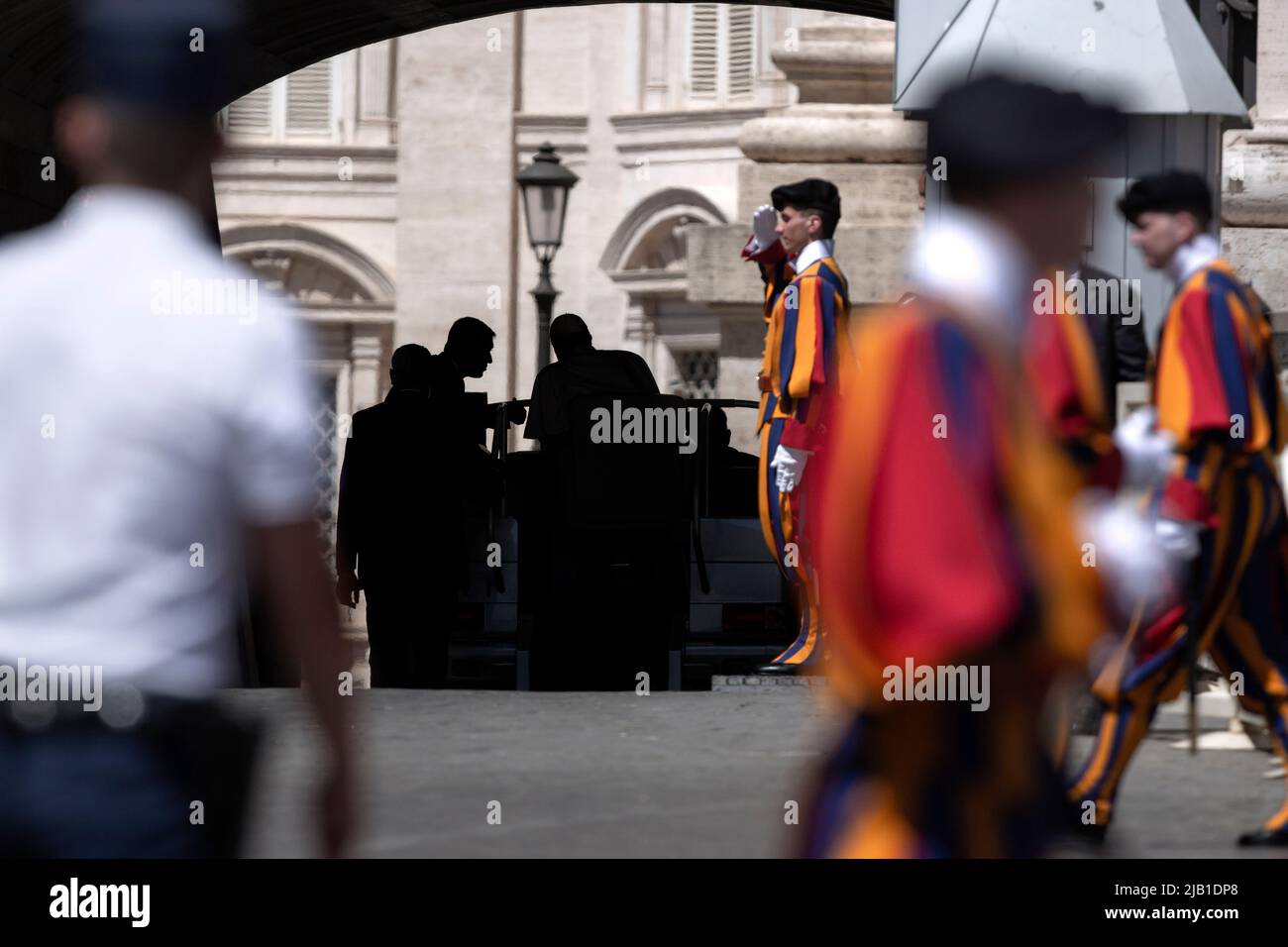 Vatican, Vatican. 01 juin 2022. Le pape François parle avec le commandant de la Gendarmerie du Vatican, Gianluca Gauzzi Broccoletti, à la fin de son audience générale hebdomadaire sur la place Saint-Pierre au Vatican. Crédit: Maria Grazia Picciarella/Alay Live News Banque D'Images