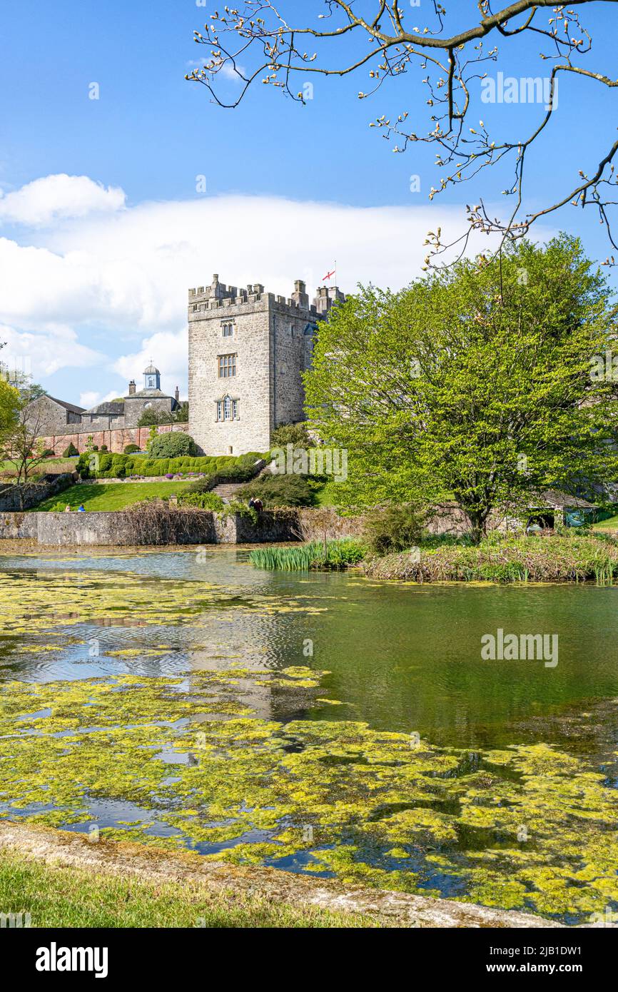Le lac au château de Sizergh dans le district des lacs anglais près de Kendal, Cumbria, Angleterre Banque D'Images