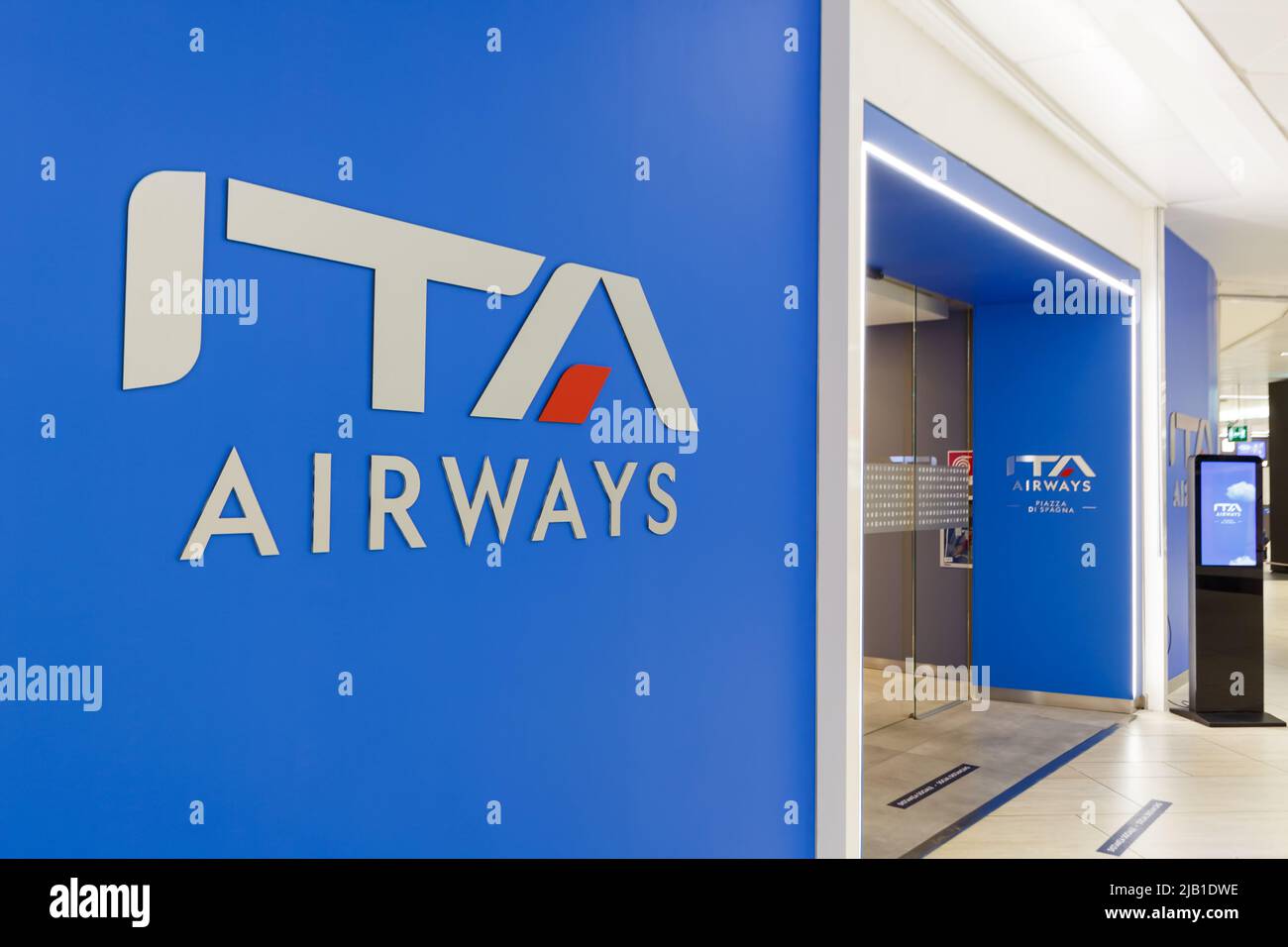Rome, Italie - 19 mars 2022 : logo ITA Airways dans un salon de l'aéroport de Rome Fiumicino (FCO) en Italie. Banque D'Images