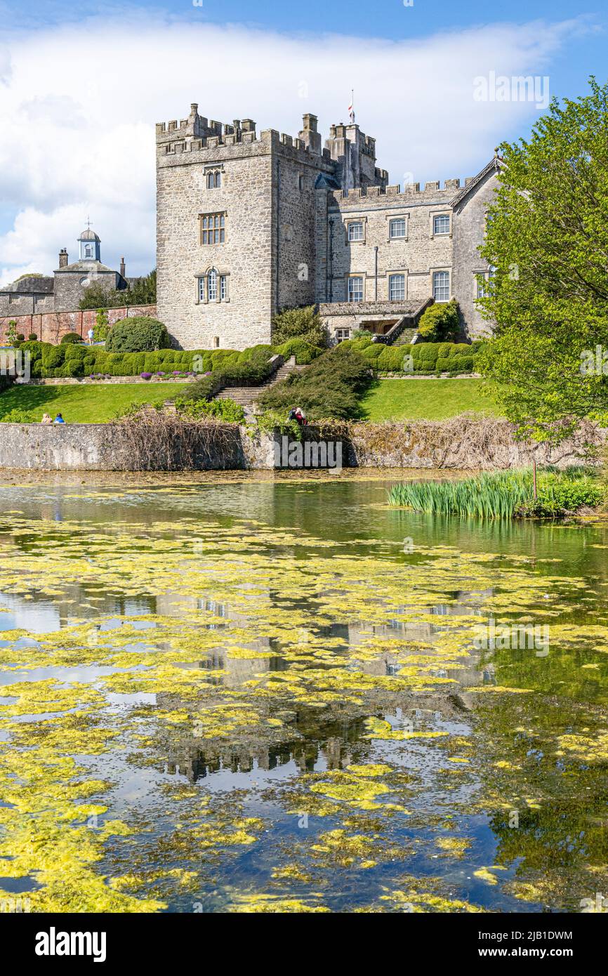 Le lac au château de Sizergh dans le district des lacs anglais près de Kendal, Cumbria, Angleterre Banque D'Images