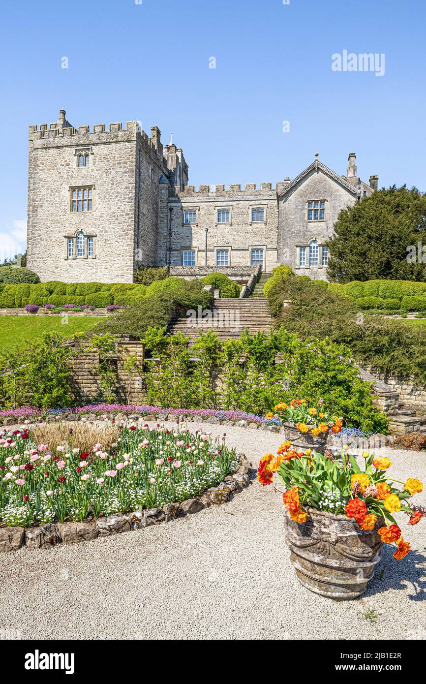 La terrasse inférieure du château de Sizergh dans le quartier des lacs anglais près de Kendal, Cumbria, Angleterre Banque D'Images