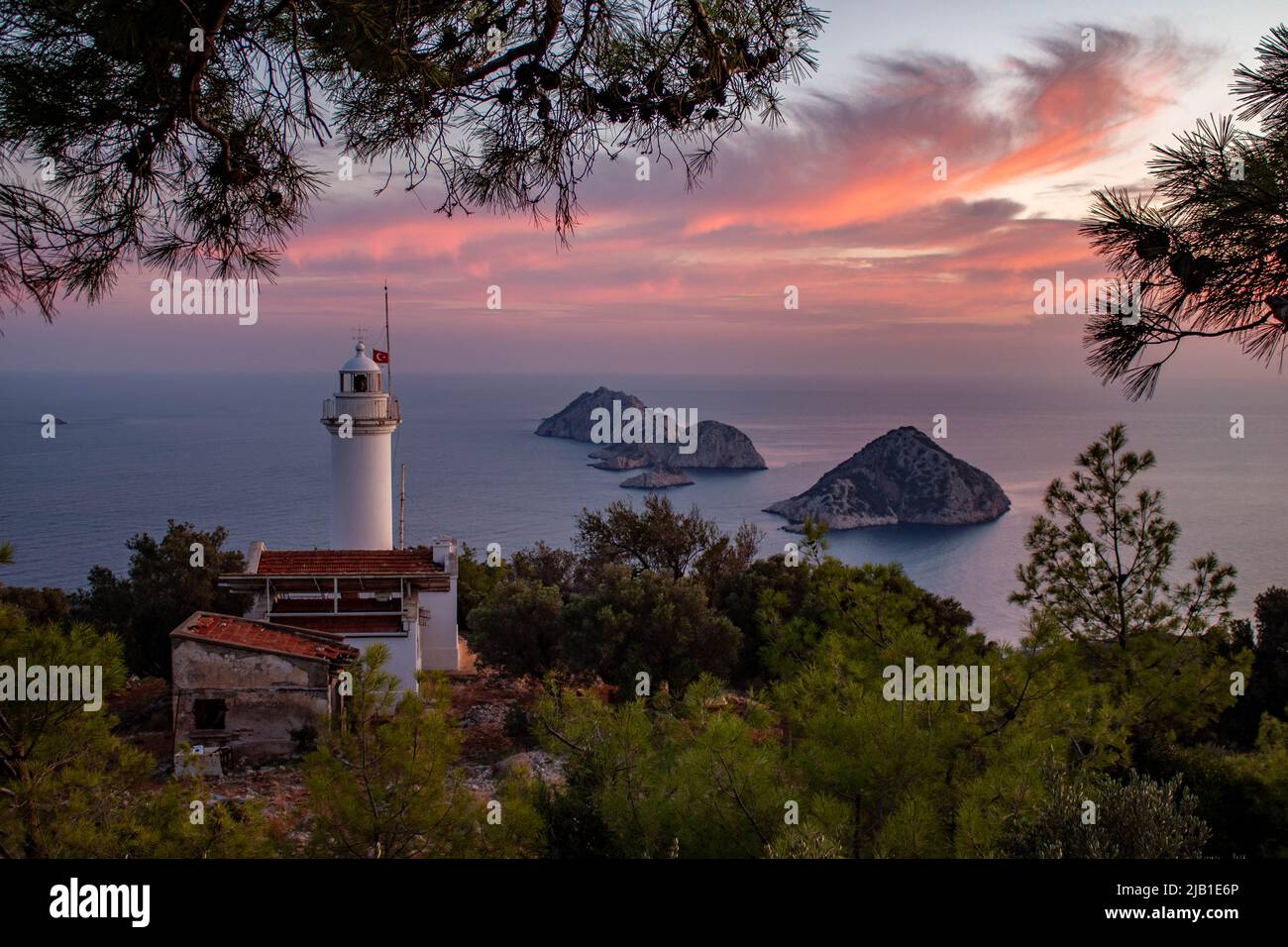 Maison lumineuse Gelidonya dans un coucher de soleil avec des nuages magnifiques. Banque D'Images