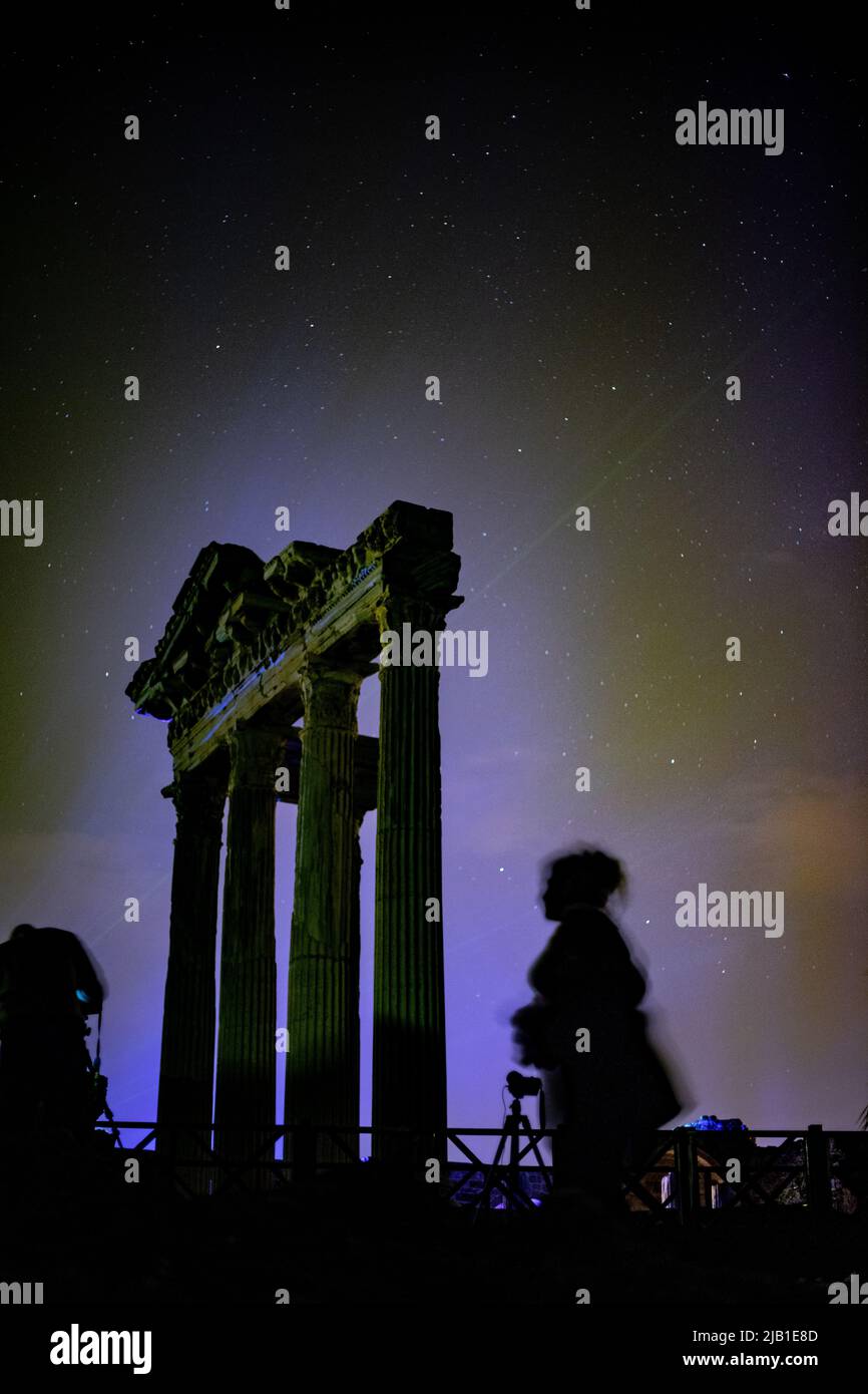Longue exposition nuit photo du temple d'Apollon à côté d'Antalya avec un ciel étoilé Banque D'Images