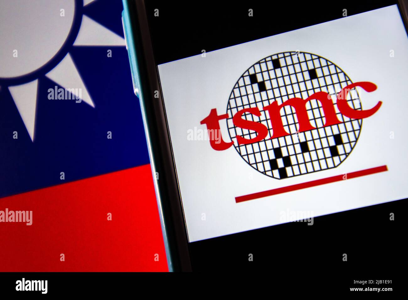 Kumamoto, JAPON - avril 20 2021 : le logo de Taiwan Semiconductor Manufacturing Company, Limited (TSMC) sur iPhone sur drapeau taïwanais. Banque D'Images