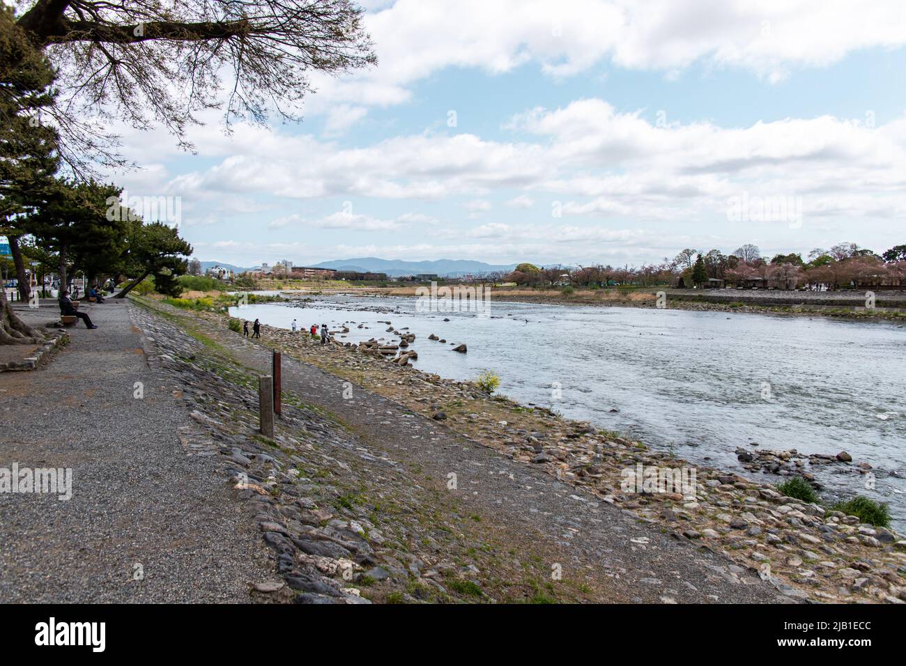 Kyoto, JAPON - 5 avril 2021 : rivière Katsura (Katsura-gawa) depuis le pont Togetsukyo. C'est la continuation de 2 autres rivières (la rivière Hozu et la rivière Oi) Banque D'Images