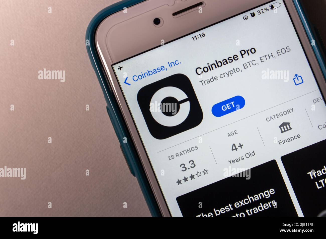 Kumamoto, JAPON - 22 2021 avril : Coinbase Pro sur l'App Store iPhone. Une entreprise américaine exploite une plateforme d'échange de crypto-monnaies Banque D'Images