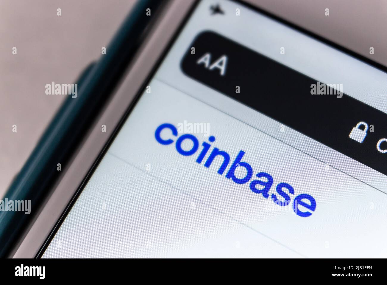 Kumamoto, JAPON - Apr 22 2021 : plate-forme de crypto-monnaie logo Coinbase sur iPhone. Le 2021, il a été rendu public sur Nasdaq Exchange via une cotation directe Banque D'Images