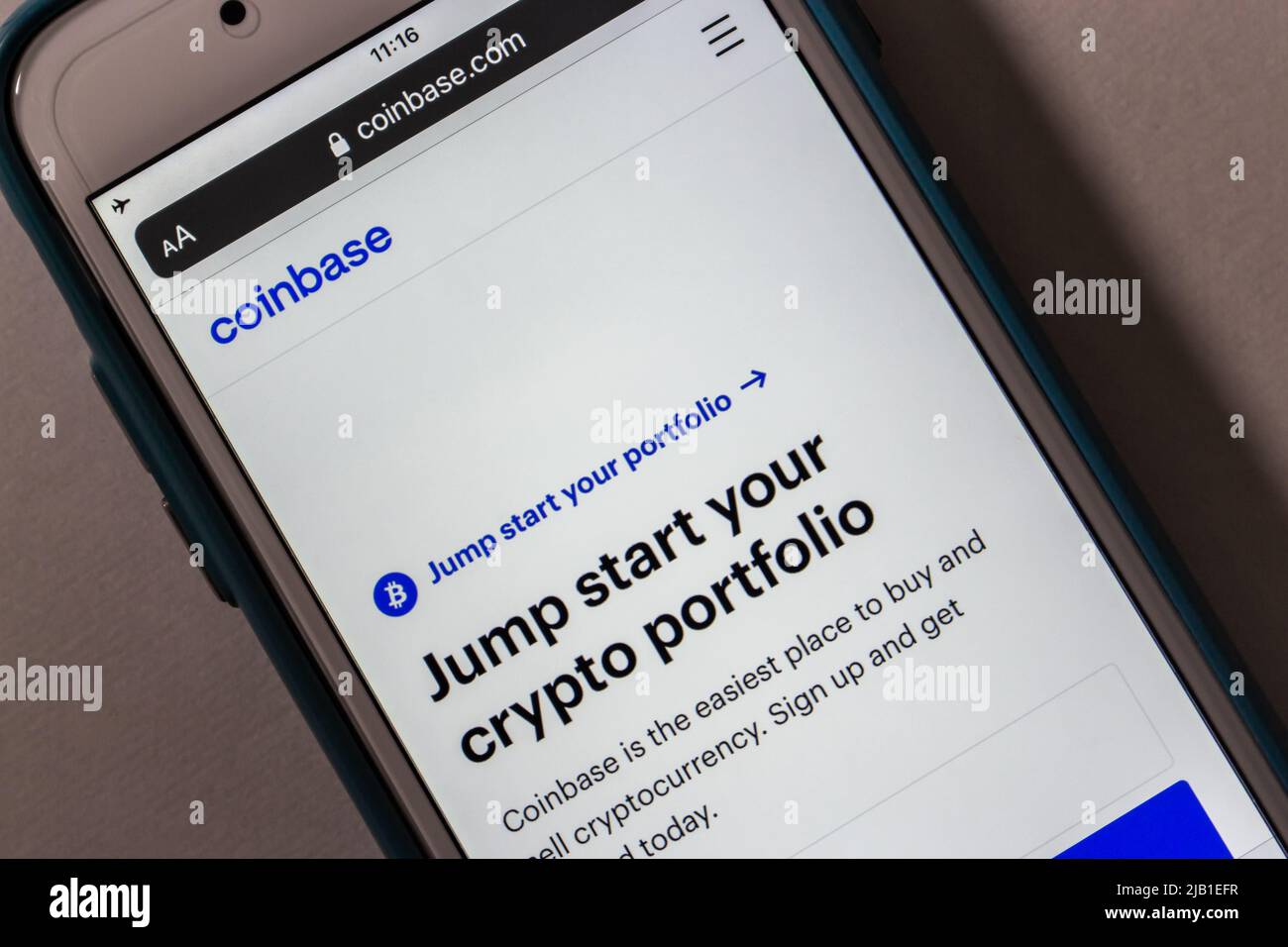 Site Web de Coinbase sur iPhone. Coinbase est une société qui exploite une plate-forme de crypto-monnaie. Le 2021, il a été rendu public sur Nasdaq Exchange via une cotation directe Banque D'Images