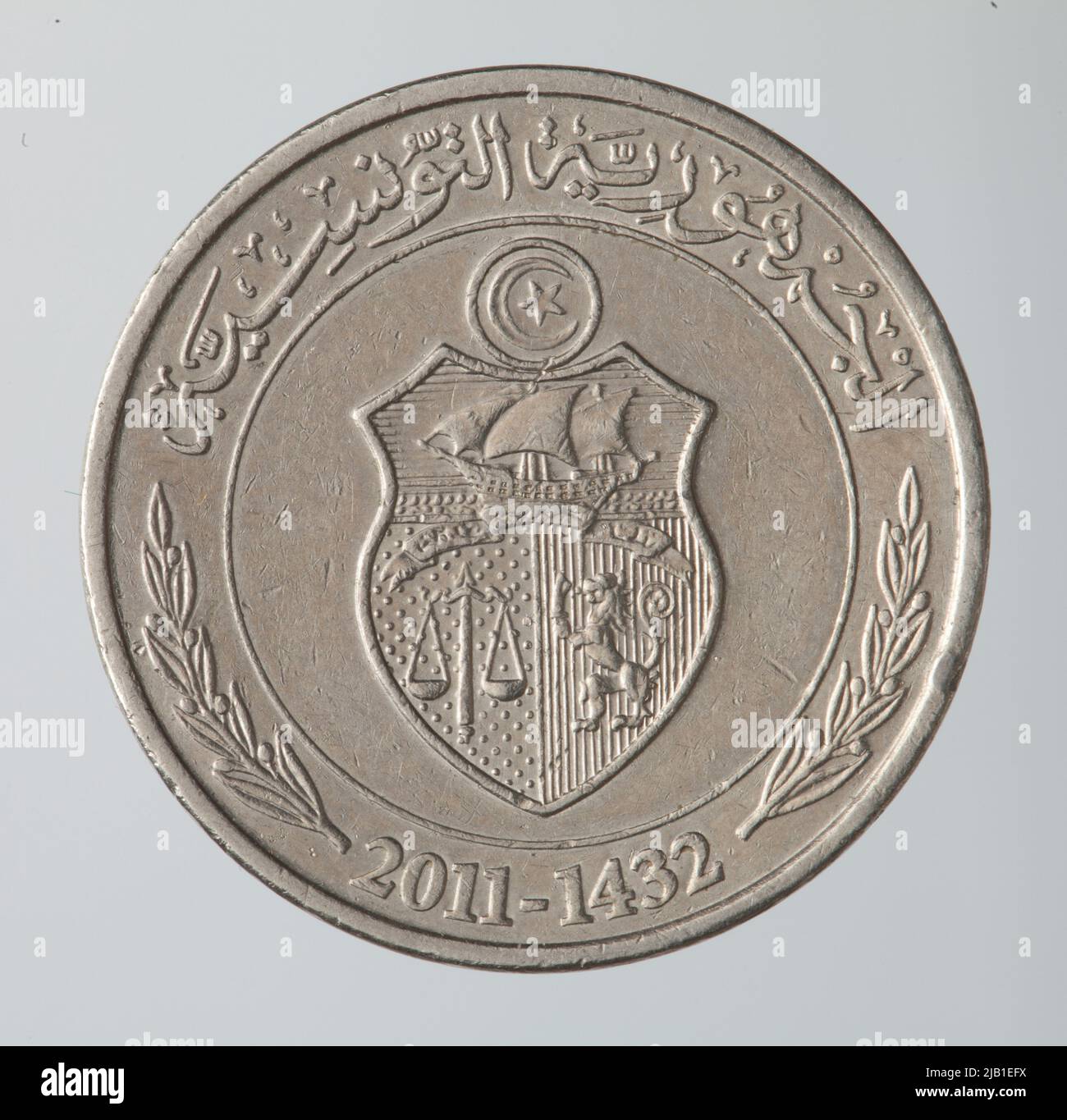 Monnaie de circulation; Tunisie (République), 1/2 Dinara, 2011 AD (AH 1432) El Mekki, Hatim (1918 2003) Banque D'Images