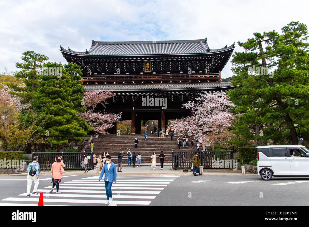 Kyoto, JAPON - 3 2021 avril : porte principale Sanmon de Chion-in. Le temple de Chion-in est le siège de la secte de terre pure (Jodo-shu) fondée par Honen Banque D'Images