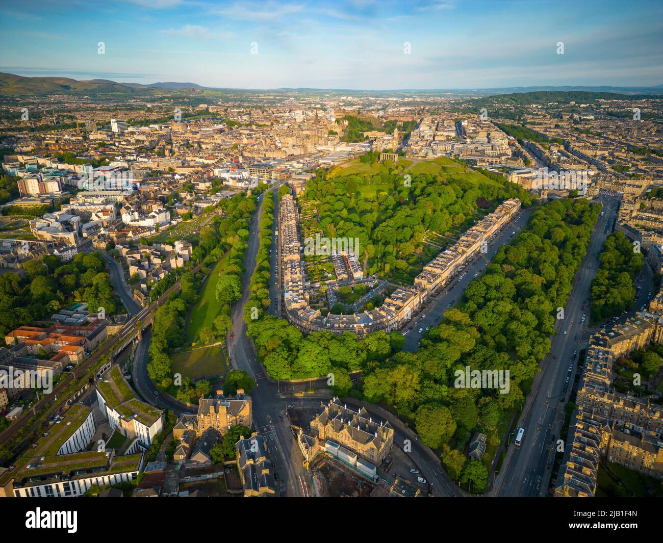 Vue aérienne d'Édimbourg depuis Regent Terrace et Royal Terrace vers Calton Hill, Écosse, Royaume-Uni Banque D'Images