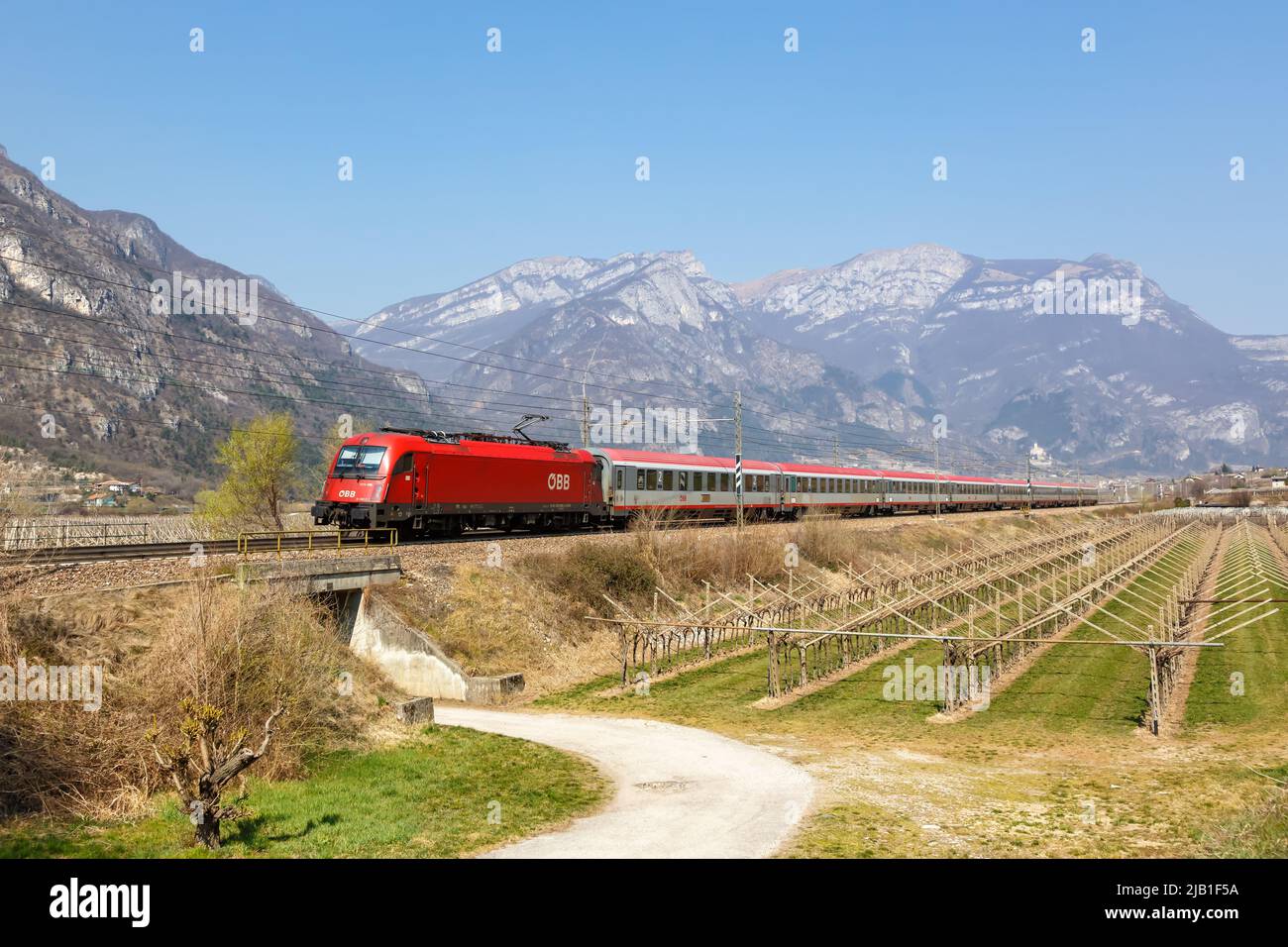 AVIO, Italie - 25 mars 2022: Eurocity train d'ÖBB sur Brenner chemin de fer près d'Avio, Italie. Banque D'Images