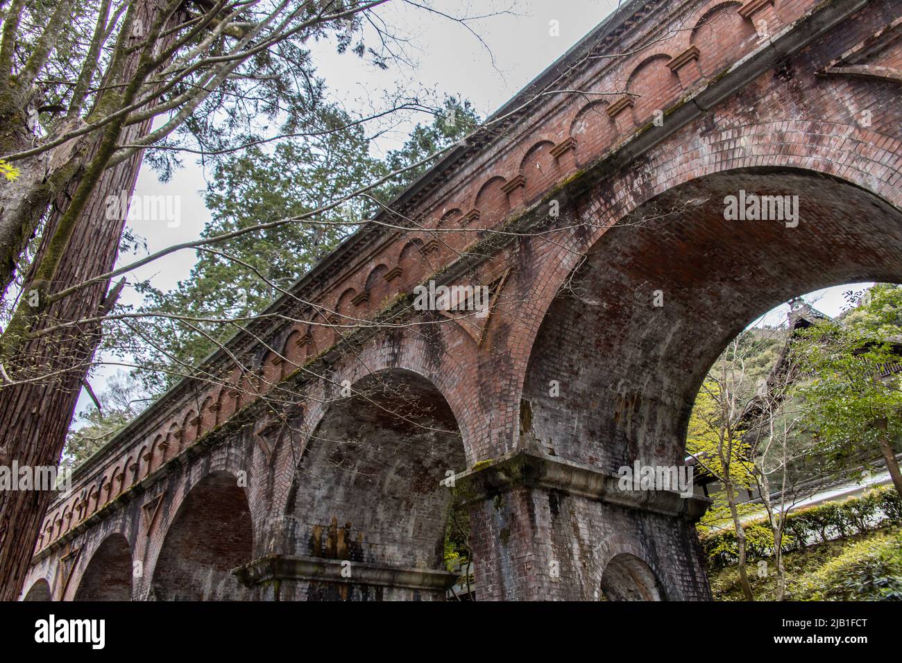 Suirokaku, célèbre aqueduc construit en 1890 au complexe du temple de Nanzenji, en journée nuageux. De la période Meiji, il amène l'eau du lac Biwa à Kyoto Banque D'Images