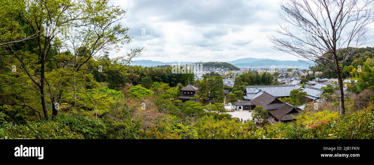 Vue panoramique du temple Ginkaku-ji (Pavillon d'argent) depuis le sommet de la colline. Ginkaku-ji, officiellement nommé Jisho-ji, est un temple zen dans le quartier Sakyo de Kyoto Banque D'Images