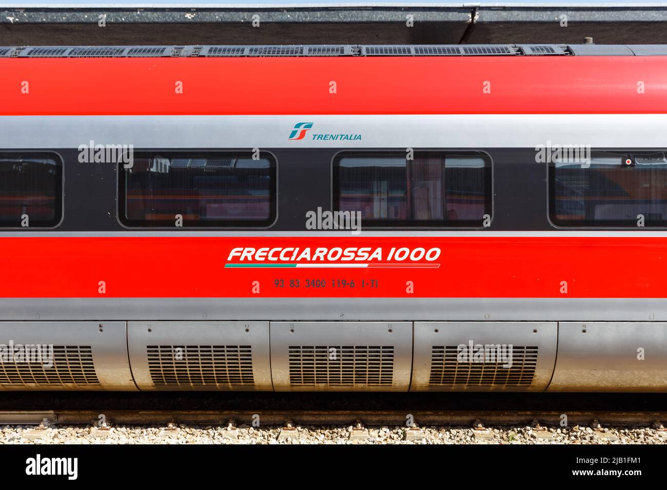 Venise, Italie - 21 mars 2022: Wagon avec logo de Frecciarossa FS ETR 1000 train à grande vitesse de Trenitalia à Venise Gare Santa Lucia i Banque D'Images