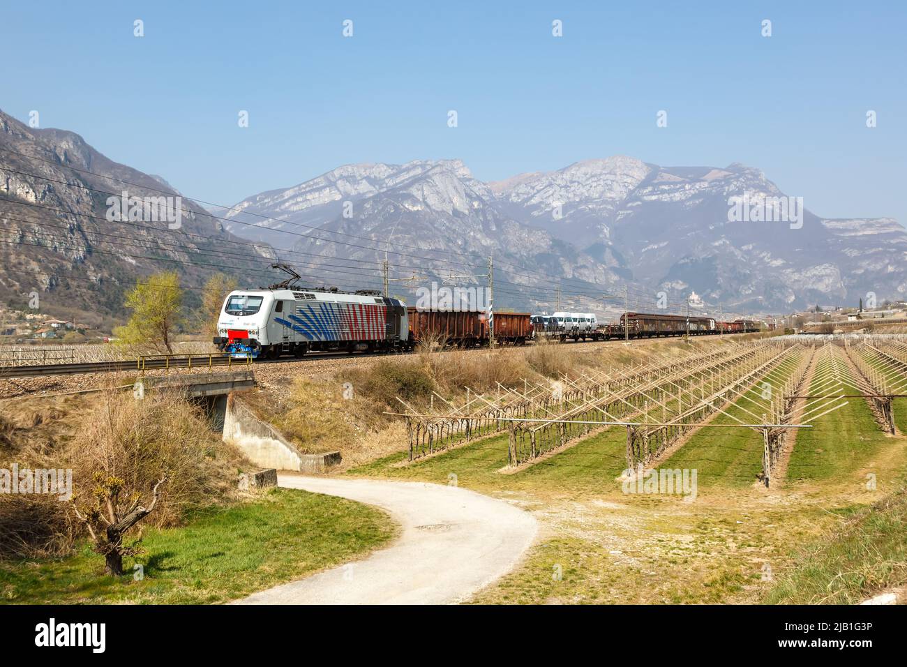 AVIO, Italie - 25 mars 2022: Train de fret de Lokomtion sur le chemin de fer Brenner près d'Avio, Italie. Banque D'Images