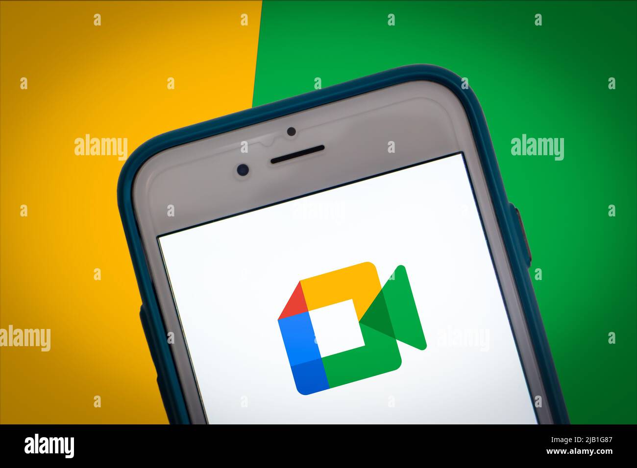 Kumamoto, JAPON - 17 mai 2021 : le logo de Google se rencontre sur l'écran du smartphone sur fond couleur à deux tons. Banque D'Images