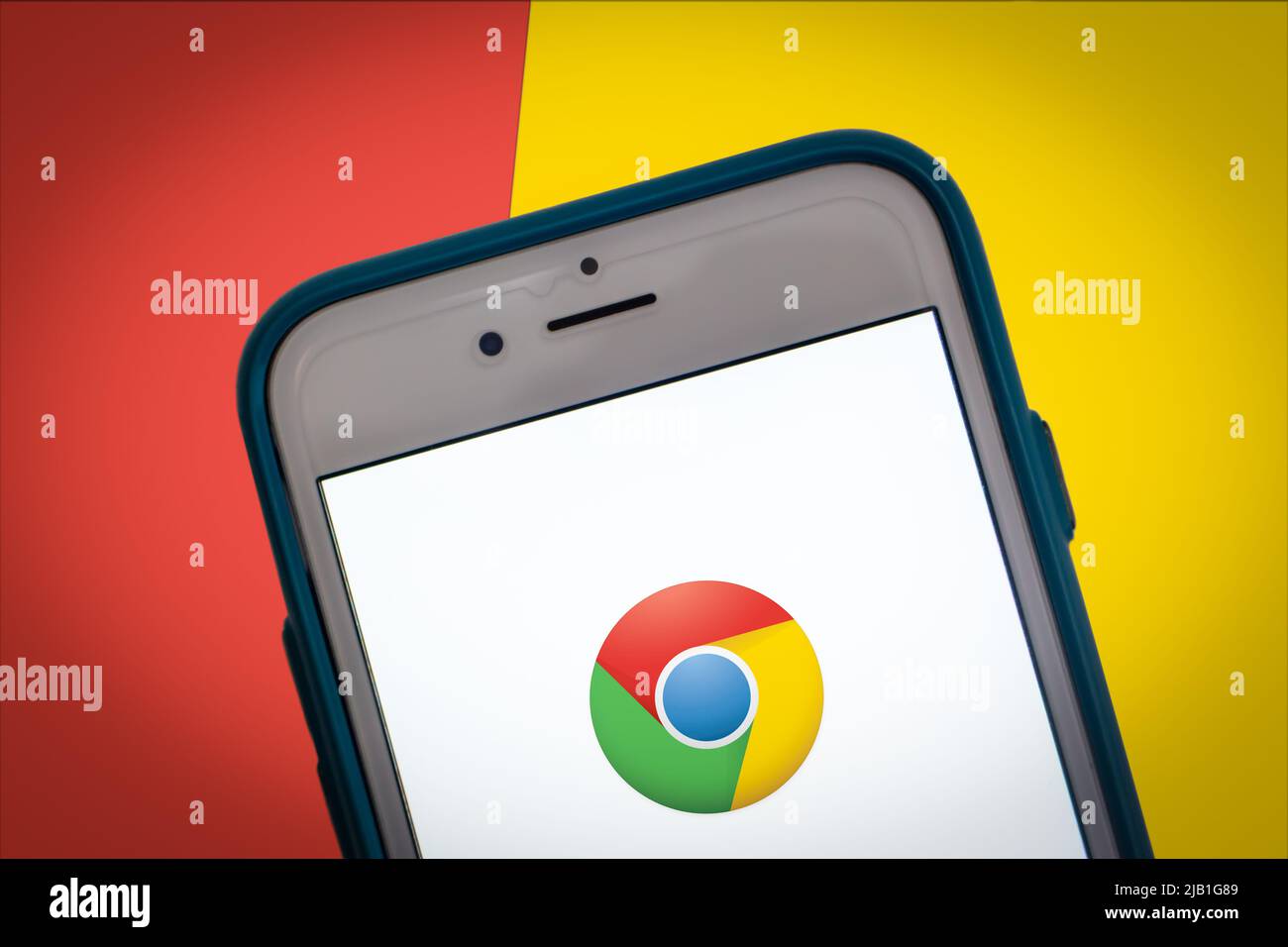 Kumamoto, JAPON - 17 mai 2021 : logo de l'application Google Chrome sur smartphone sur 2 tons couleur bg. Concept technologique de navigateur Internet avec fantaisie et humeur joyeuse Banque D'Images