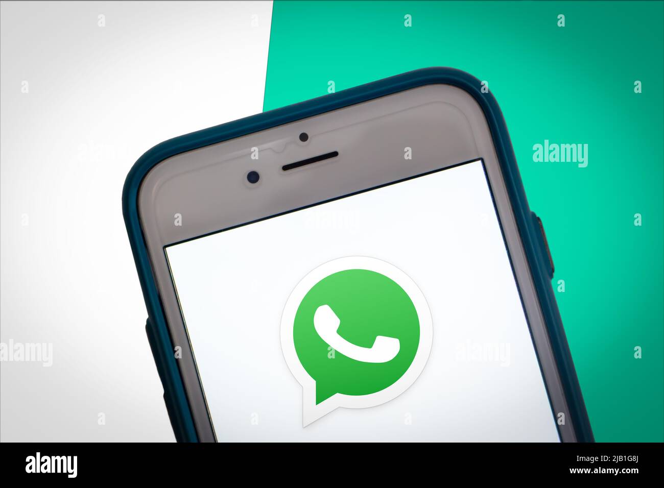 Kumamoto, JAPON - 17 mai 2021 : logo de WhatsApp sur smartphone sur fond 2 tons couleur. Application technologique populaire pour la messagerie et les appels vidéo Banque D'Images
