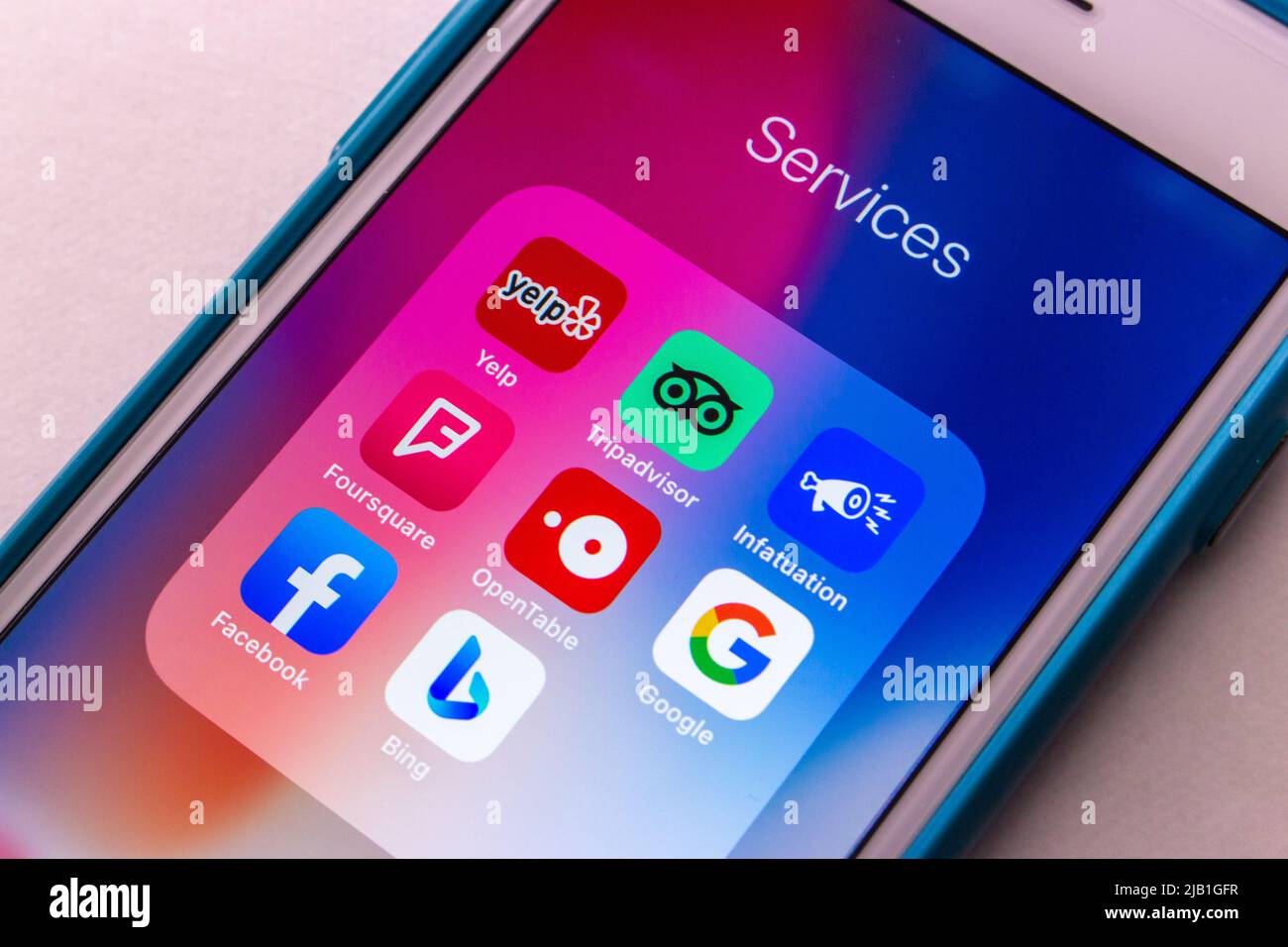 Kumamoto, JAPON - 3 mai 2021 : icônes de critiques d'hôtel et de tarifs d'entreprises (restaurants, shopping, etc.) sur iOS. Yelp, TripAdvisor, engouement, Foursquar Banque D'Images