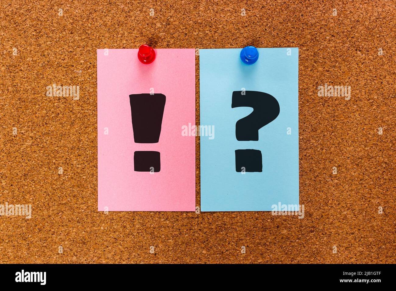 2 lettres point d'exclamation et point d'interrogation écrit sur les autocollants fixés au tableau en liège. Pop art comme expression émotionnelle concept dans une ambiance décontractée Banque D'Images