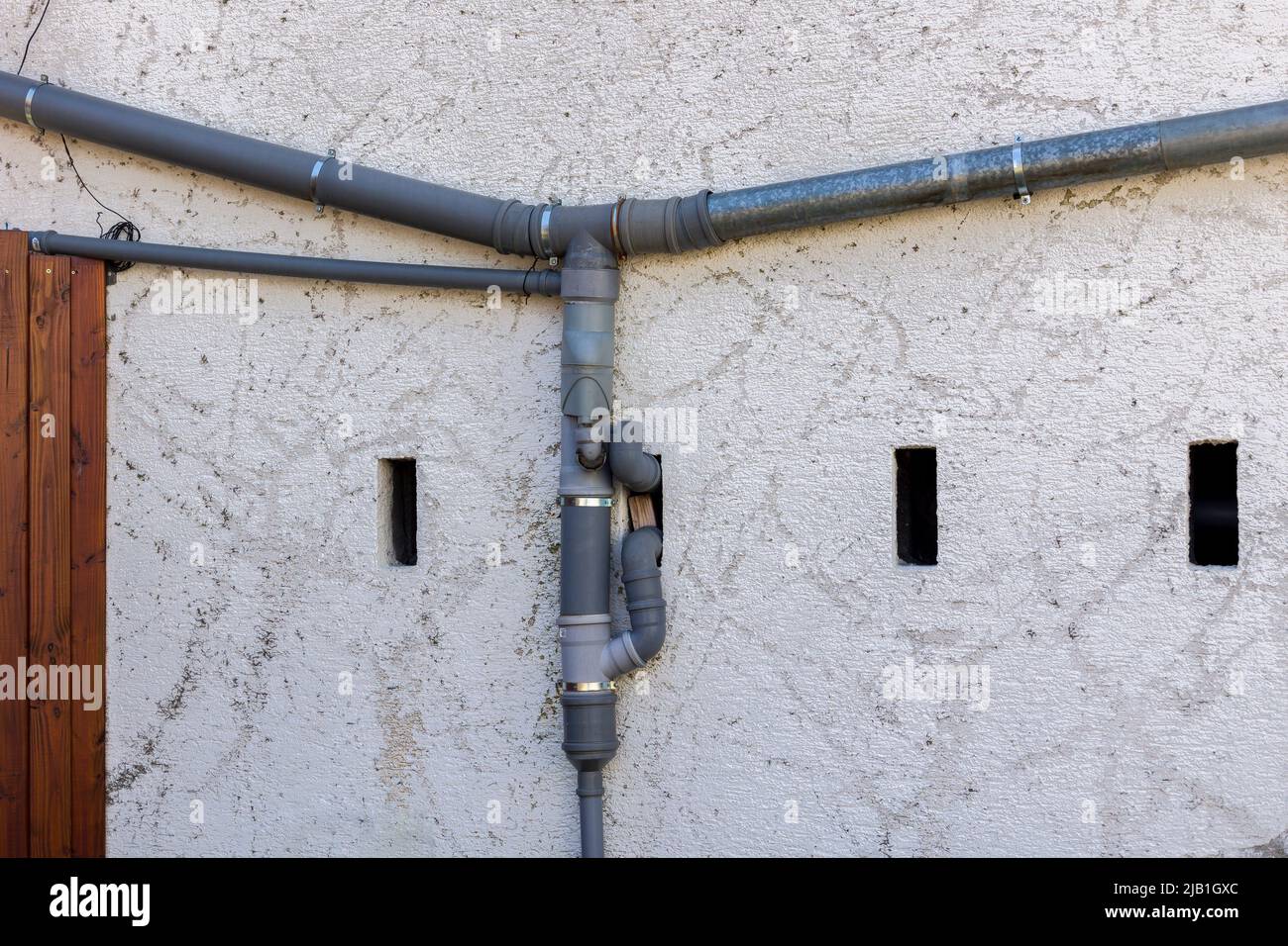 Tuyau d'eau de pluie sur une façade Photo Stock - Alamy