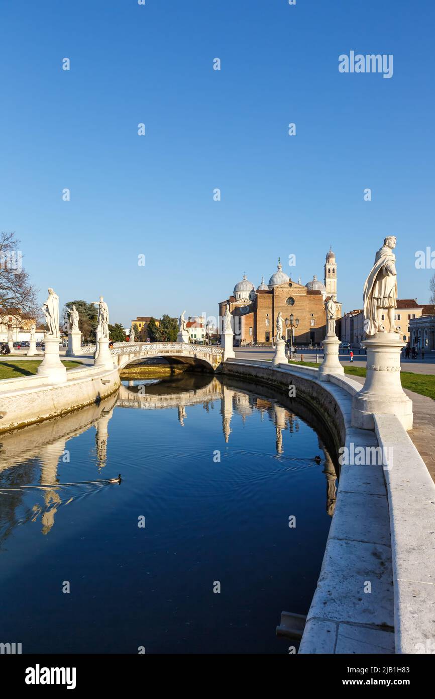 Padoue Padova Prato Della Valle Square avec des statues Voyage vacances vacances ville portrait format en Italie Banque D'Images