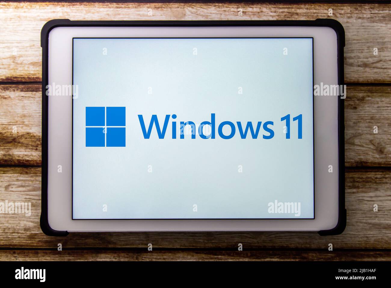 Kumamoto, JAPON - juin 25 2021 : logo de Microsoft Windows 11 sur tablette sur une table chic. Win 11 est une version majeure du système d'exploitation Windows NT Banque D'Images