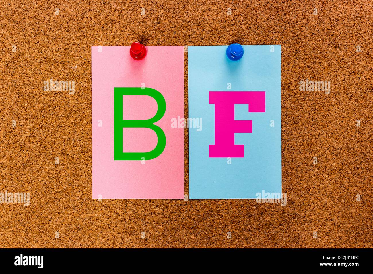 Mot-clé conceptuel de 2 lettres BF (Boy Friend, Boyfriend) sur les autocollants fixés à un panneau en liège. Concept d'amour, d'affaire et de relation entre les personnes Banque D'Images