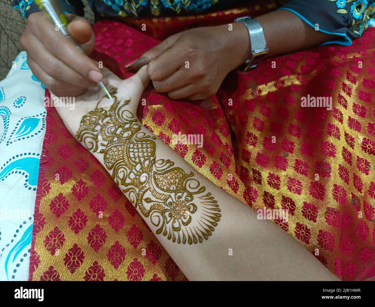 Mehndi artiste de fabrication de la main de mariée mehndi en Inde, design mehndi. Banque D'Images