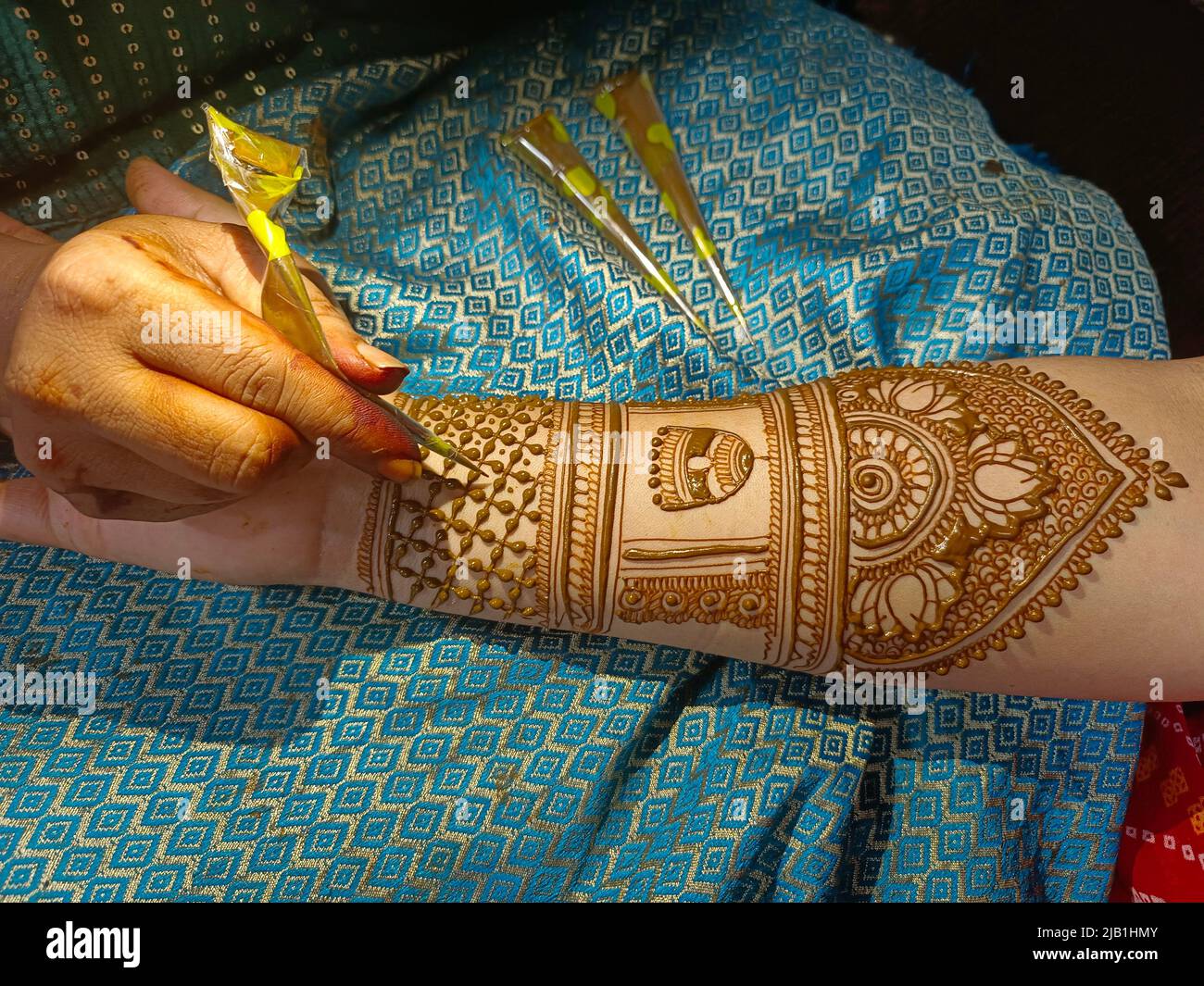 Mehndi artiste de fabrication de la main de mariée mehndi en Inde, design mehndi. Banque D'Images
